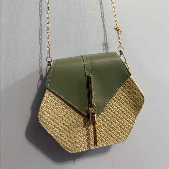 Brand New Chic Woven Crossbody With Gold Chain & Tassel Accent - Picture 10 of 11